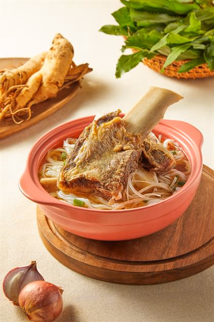 Tô phở sườn bò trong niêu sứ đỏ.