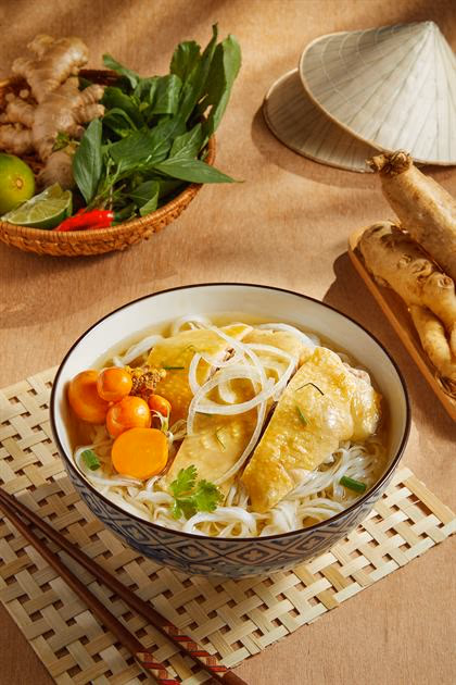 Đĩa món thêm ăn kèm phở.