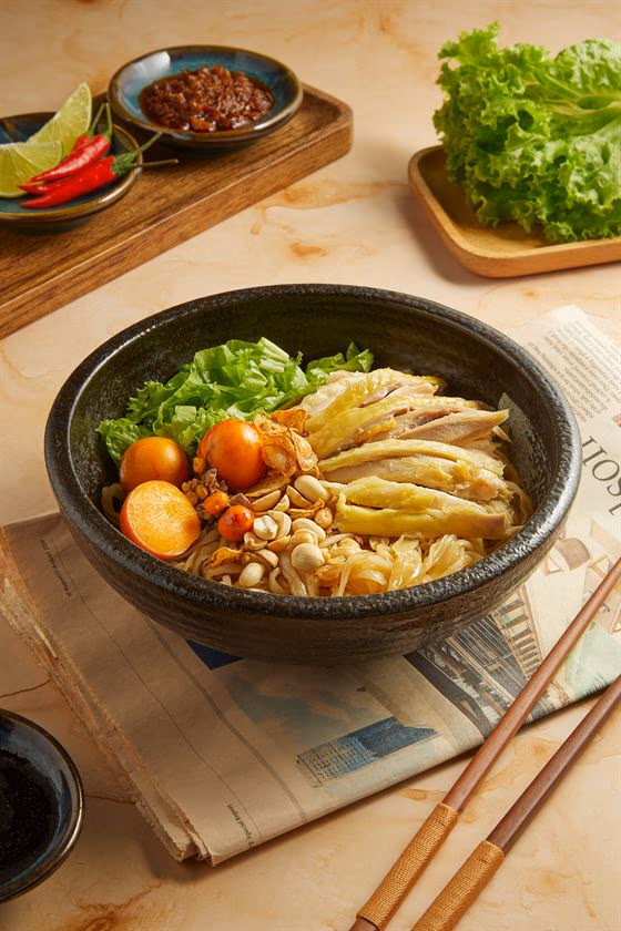 Phở bò trộn chua ngọt, thịt bò và bánh phở trộn cùng nước sốt, rắc rau thơm.