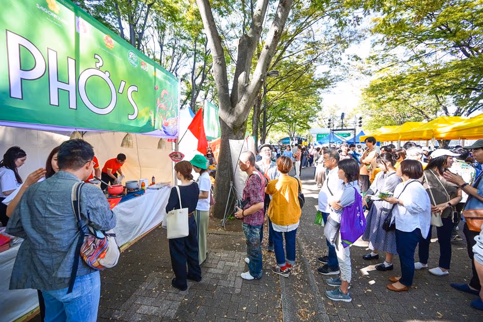 Gian hàng Phở 'S tại Lễ hội Phở Việt Nam ở Yoyogi, Tokyo, với thực khách xếp hàng.